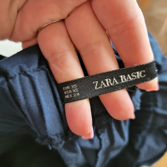 Zara highrise pleated navy shorts with pockets. - Picture 4 of 10